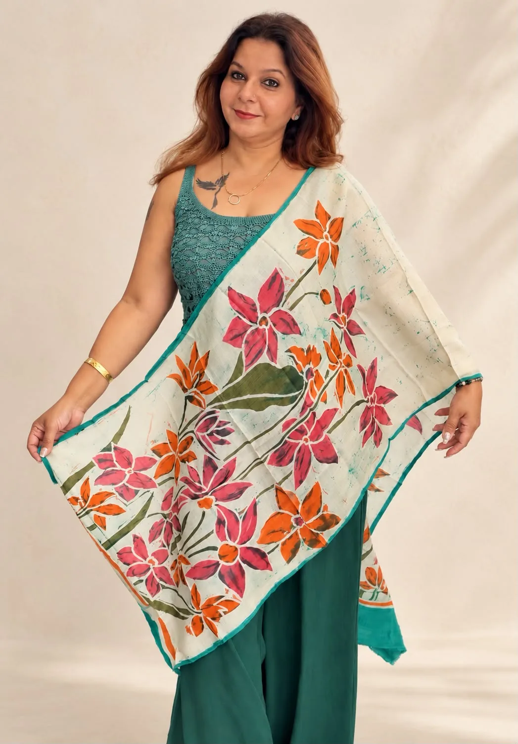 Tarangeeta founder presenting a hand-painted stole